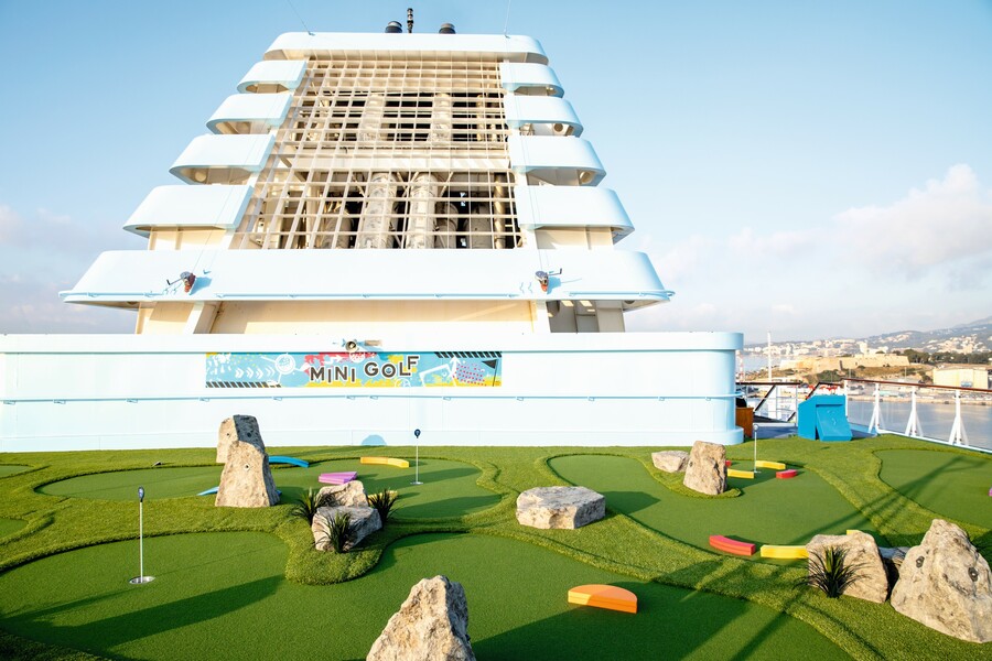 Marella Explorer 2 - Minigolf 2.jpg
